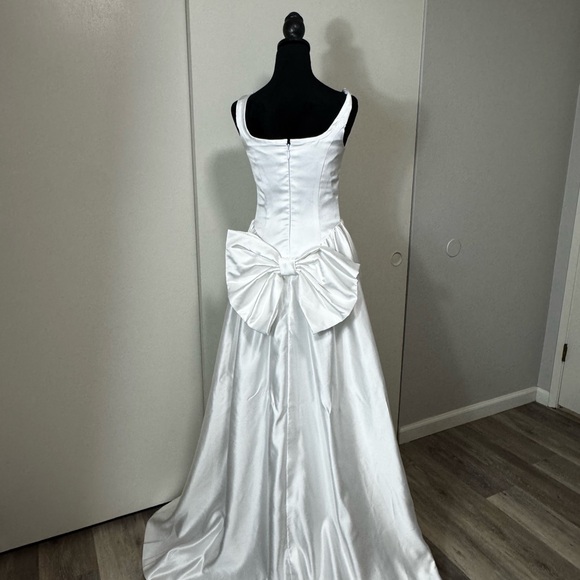 Elegant White Satin Gown - Picture 5 of 6